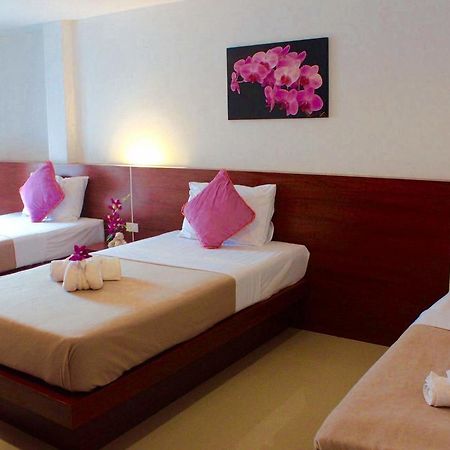 Phuthara Hostel Пхукет Екстер'єр фото
