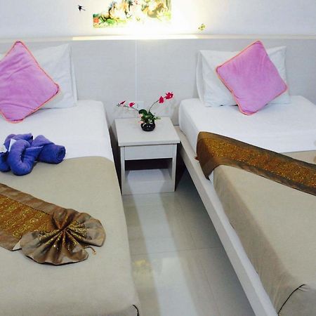 Phuthara Hostel Пхукет Екстер'єр фото