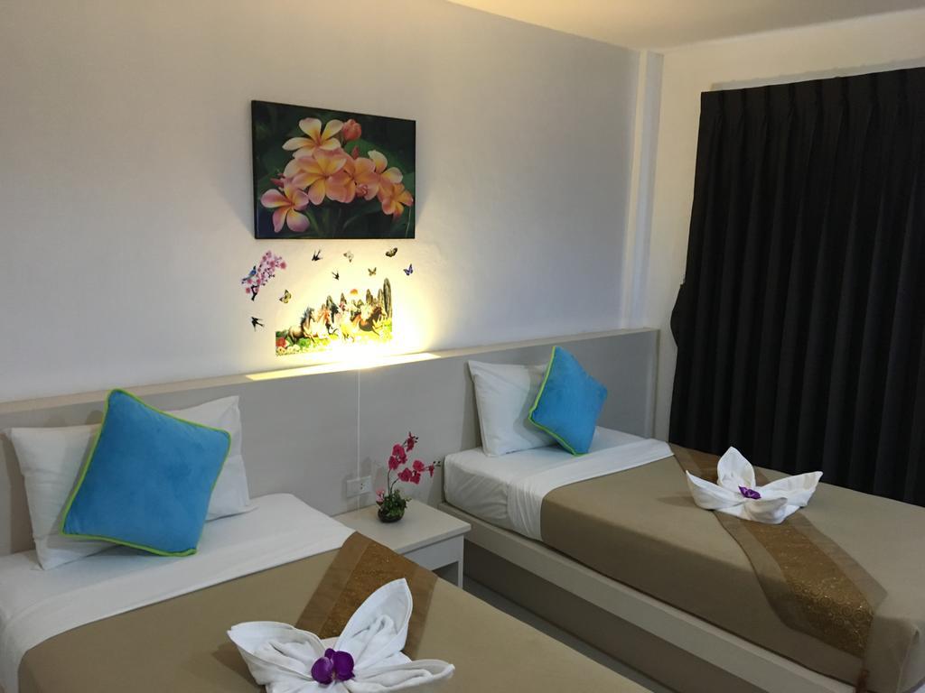 Phuthara Hostel Пхукет Екстер'єр фото