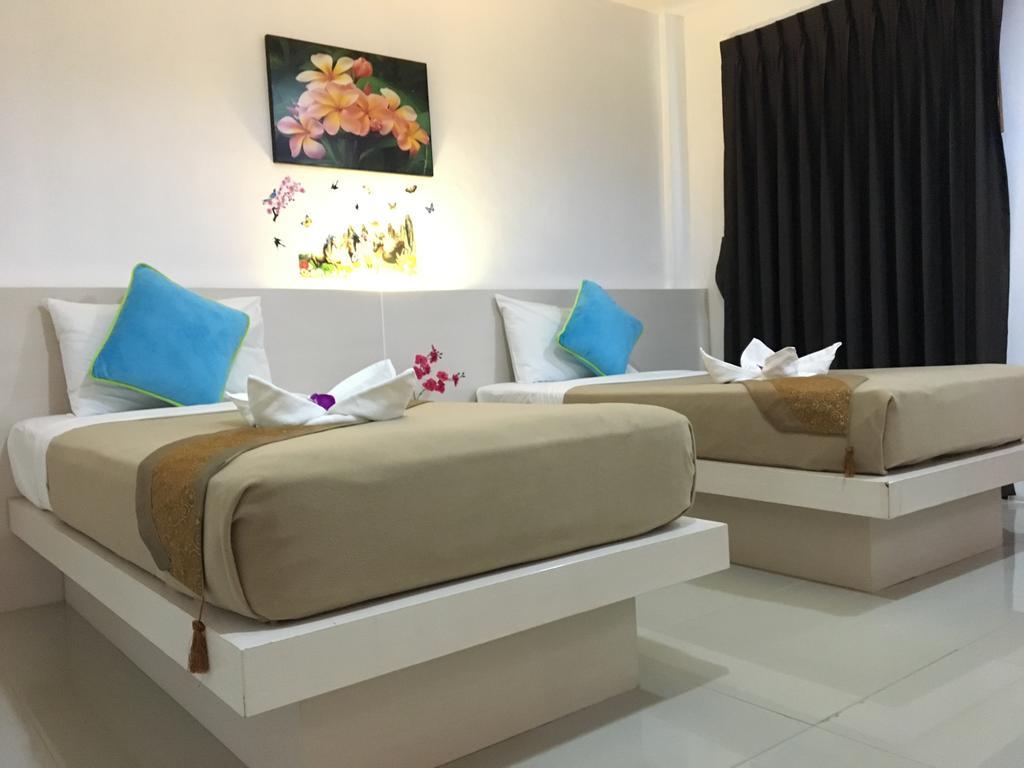 Phuthara Hostel Пхукет Екстер'єр фото