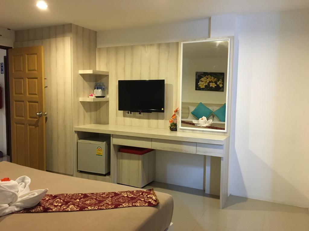 Phuthara Hostel Пхукет Екстер'єр фото