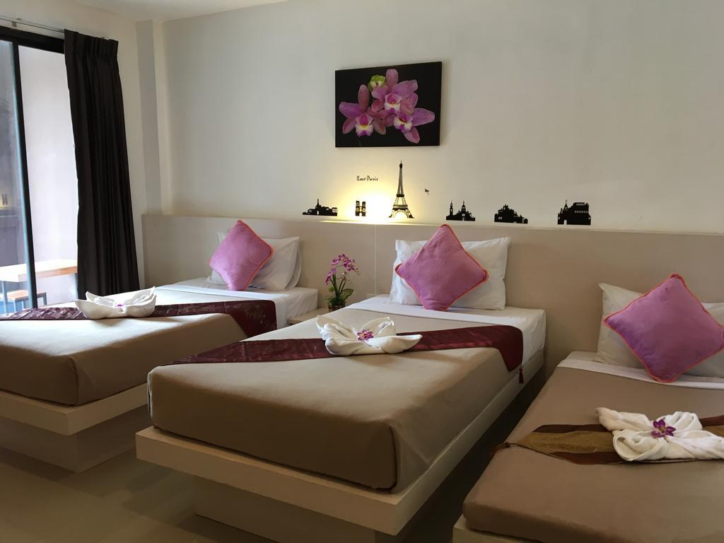Phuthara Hostel Пхукет Екстер'єр фото
