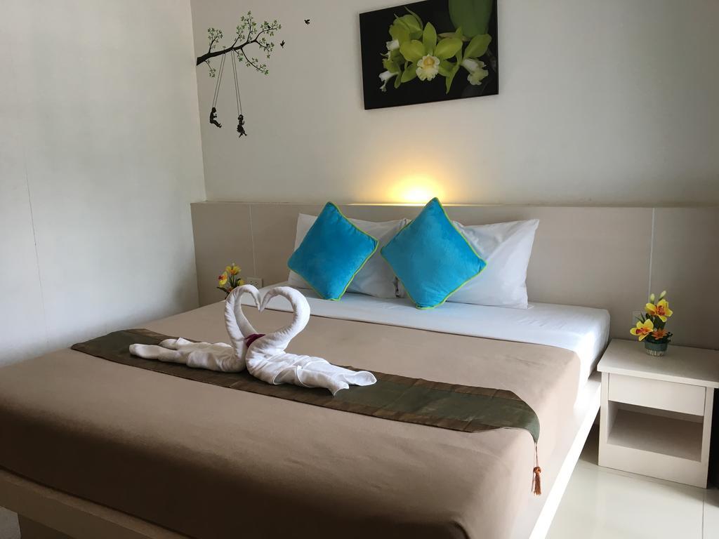 Phuthara Hostel Пхукет Екстер'єр фото