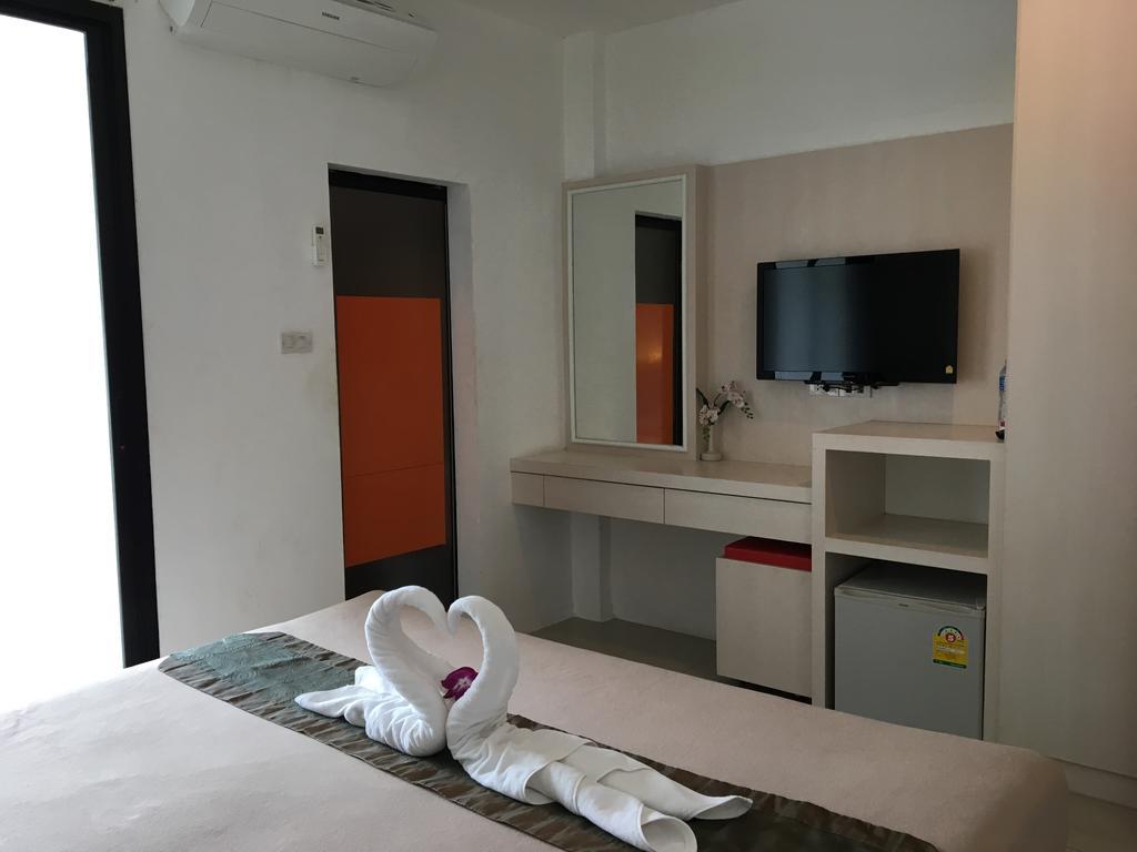Phuthara Hostel Пхукет Екстер'єр фото