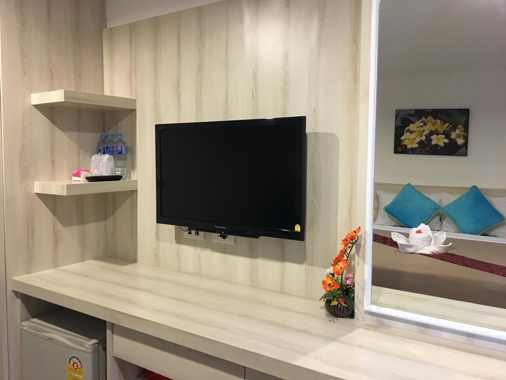 Phuthara Hostel Пхукет Екстер'єр фото