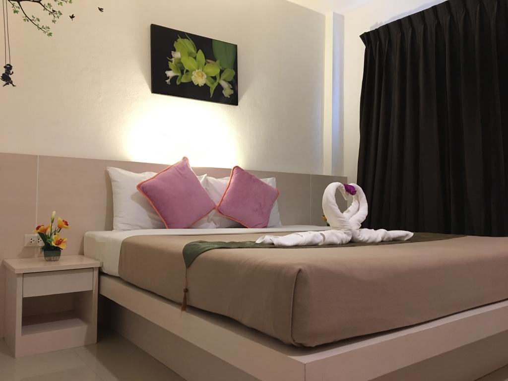 Phuthara Hostel Пхукет Екстер'єр фото