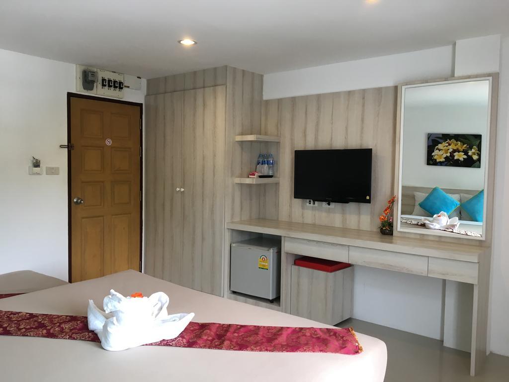 Phuthara Hostel Пхукет Екстер'єр фото