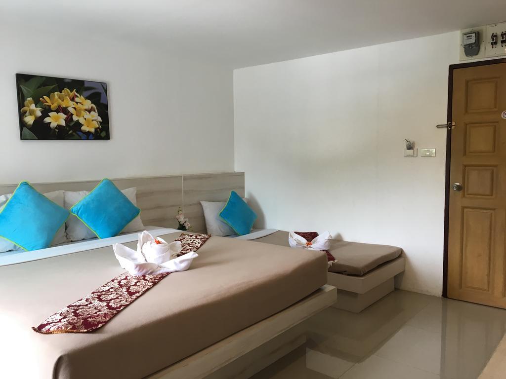Phuthara Hostel Пхукет Екстер'єр фото
