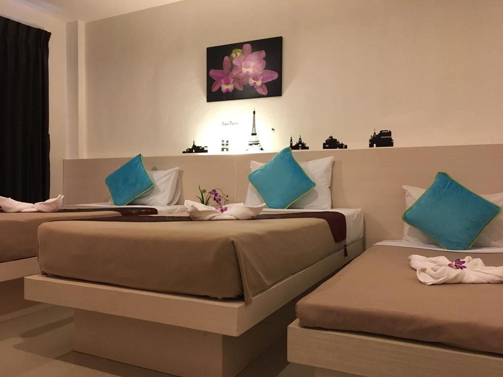 Phuthara Hostel Пхукет Екстер'єр фото