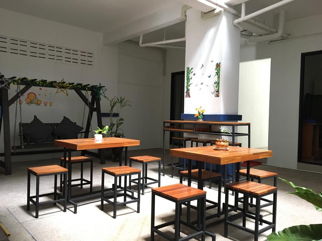 Phuthara Hostel Пхукет Екстер'єр фото