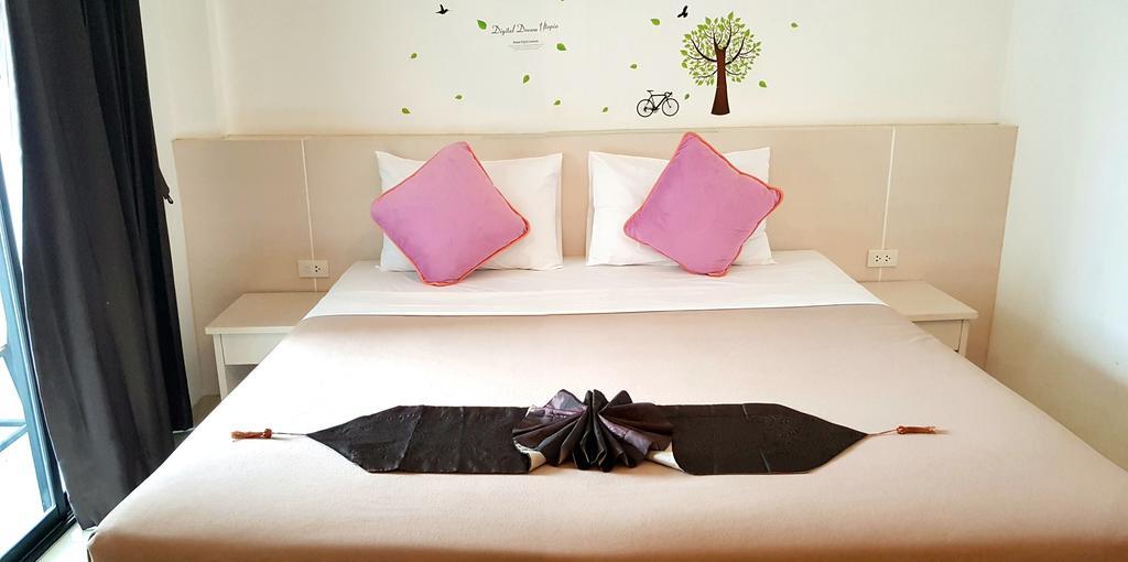 Phuthara Hostel Пхукет Екстер'єр фото