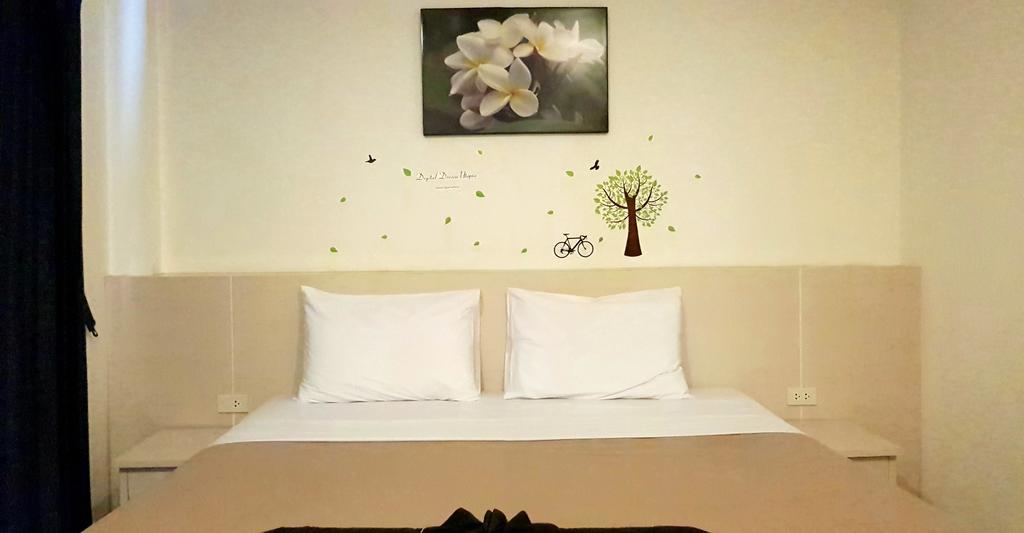 Phuthara Hostel Пхукет Екстер'єр фото