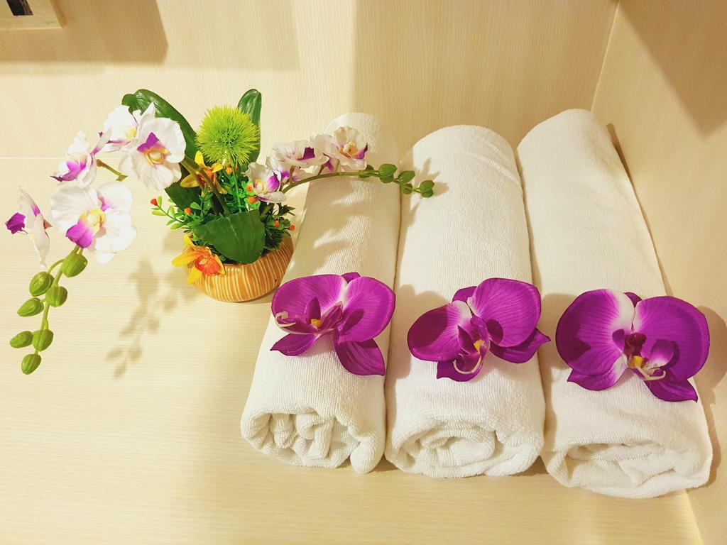 Phuthara Hostel Пхукет Екстер'єр фото