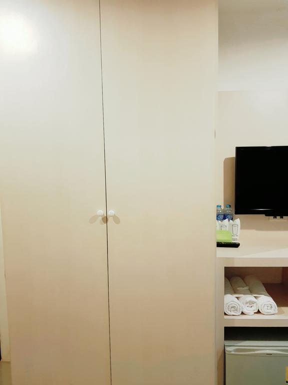 Phuthara Hostel Пхукет Екстер'єр фото