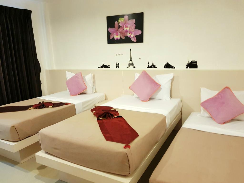 Phuthara Hostel Пхукет Екстер'єр фото