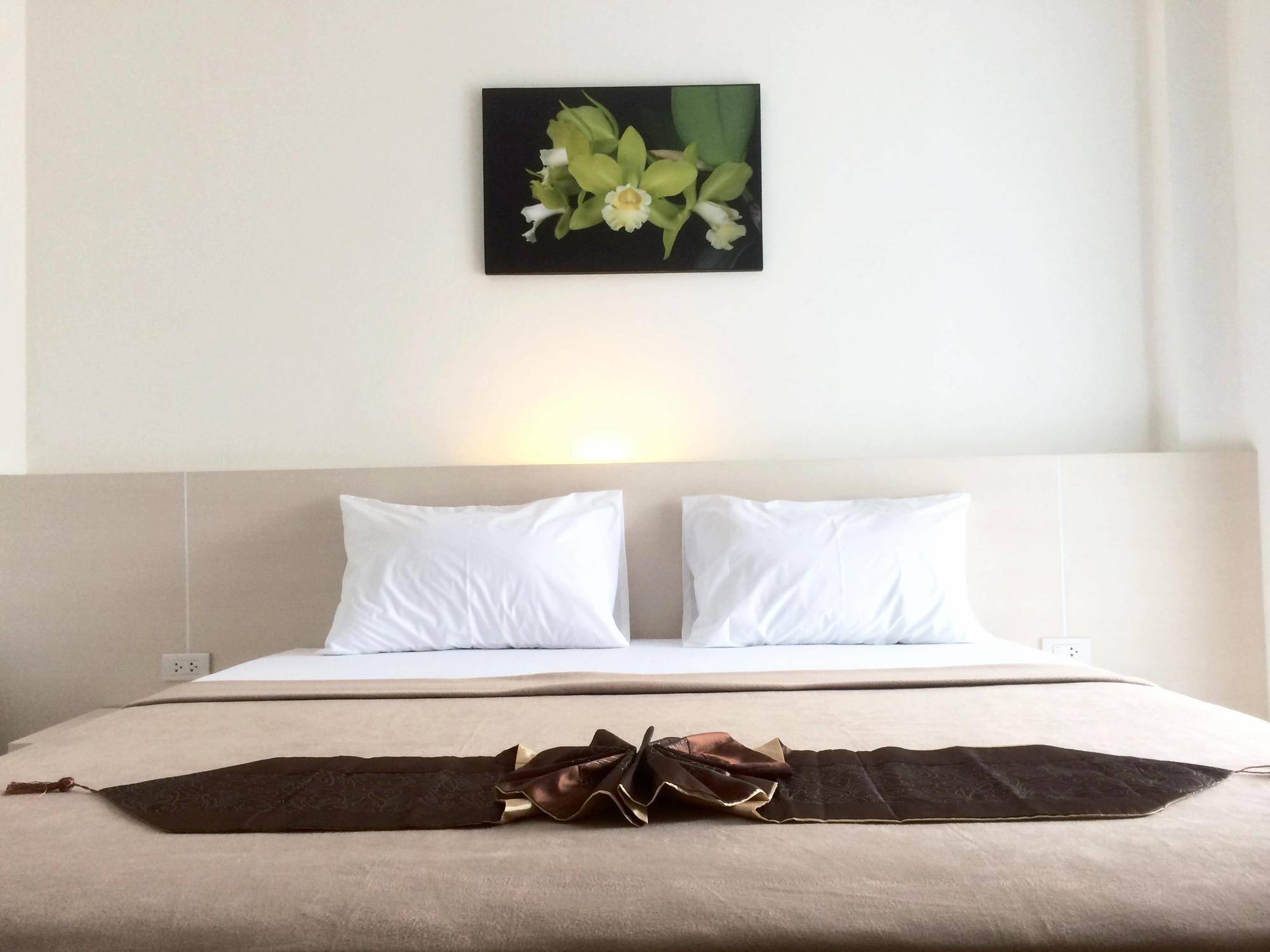 Phuthara Hostel Пхукет Екстер'єр фото