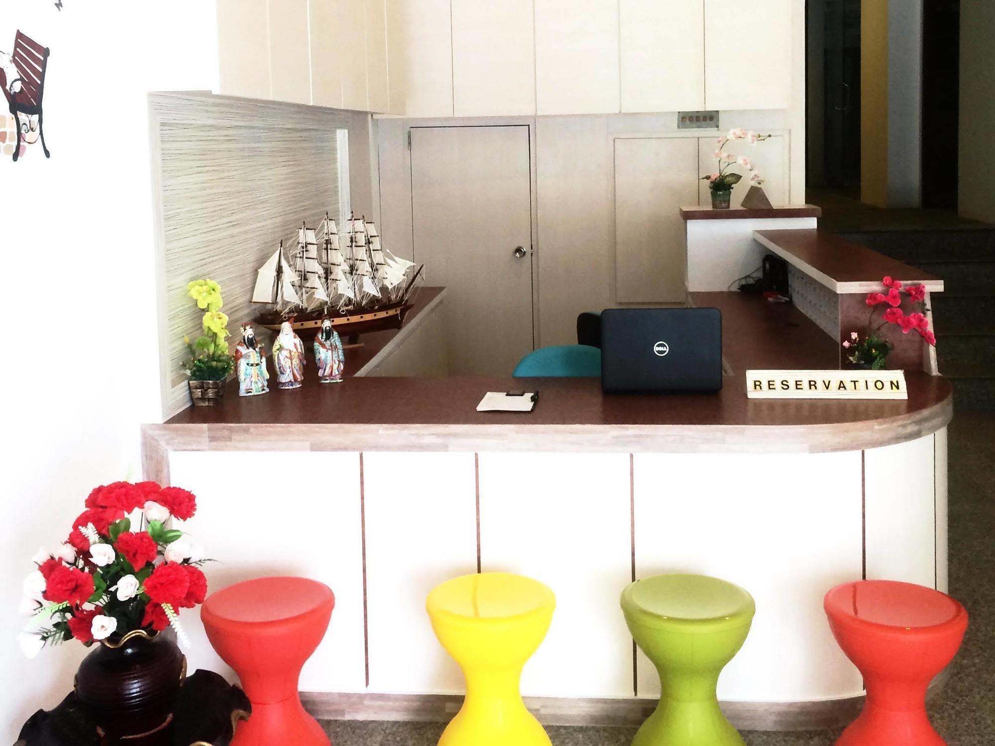 Phuthara Hostel Пхукет Екстер'єр фото