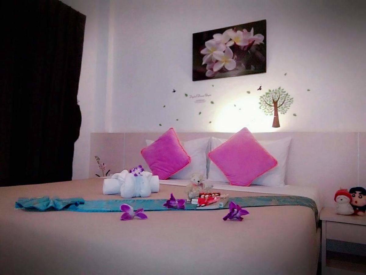 Phuthara Hostel Пхукет Екстер'єр фото