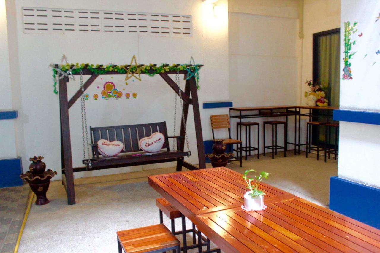 Phuthara Hostel Пхукет Екстер'єр фото