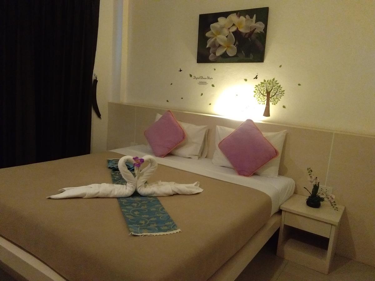 Phuthara Hostel Пхукет Екстер'єр фото