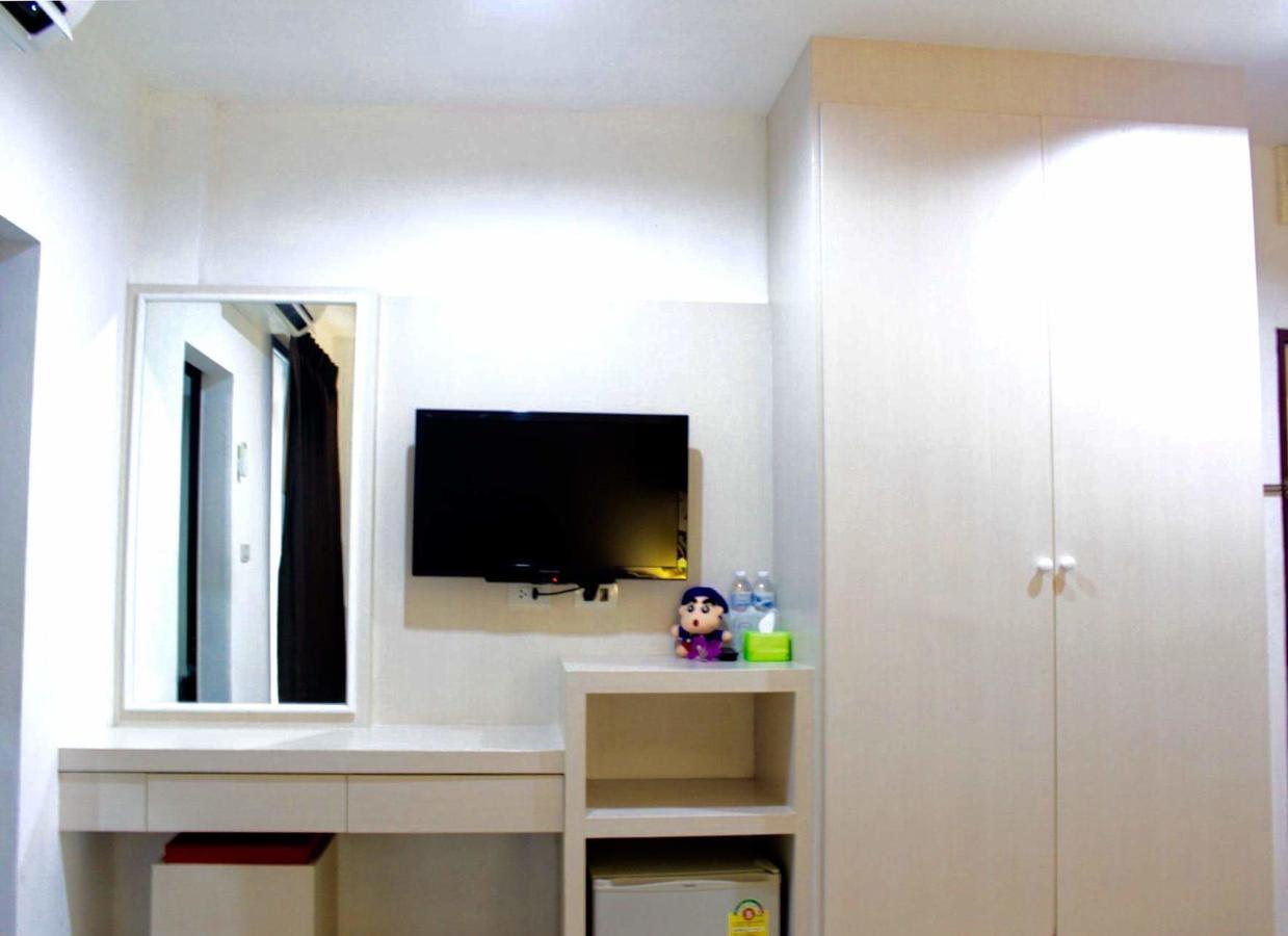 Phuthara Hostel Пхукет Екстер'єр фото