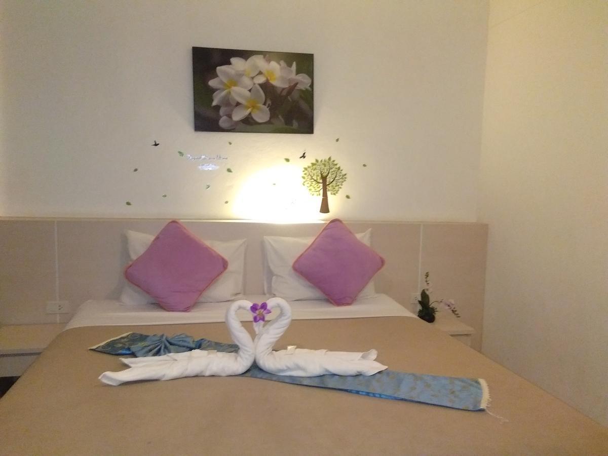 Phuthara Hostel Пхукет Екстер'єр фото
