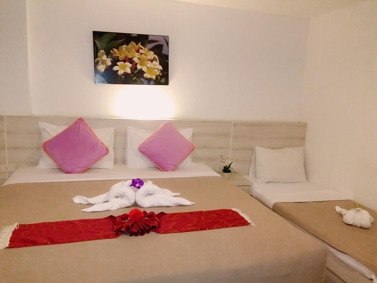 Phuthara Hostel Пхукет Екстер'єр фото