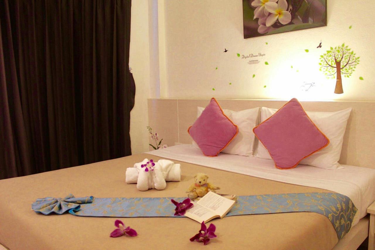 Phuthara Hostel Пхукет Екстер'єр фото