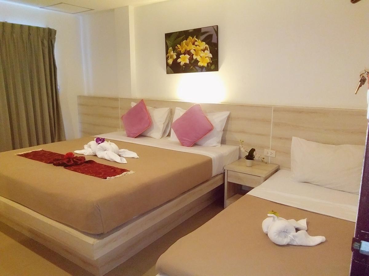 Phuthara Hostel Пхукет Екстер'єр фото