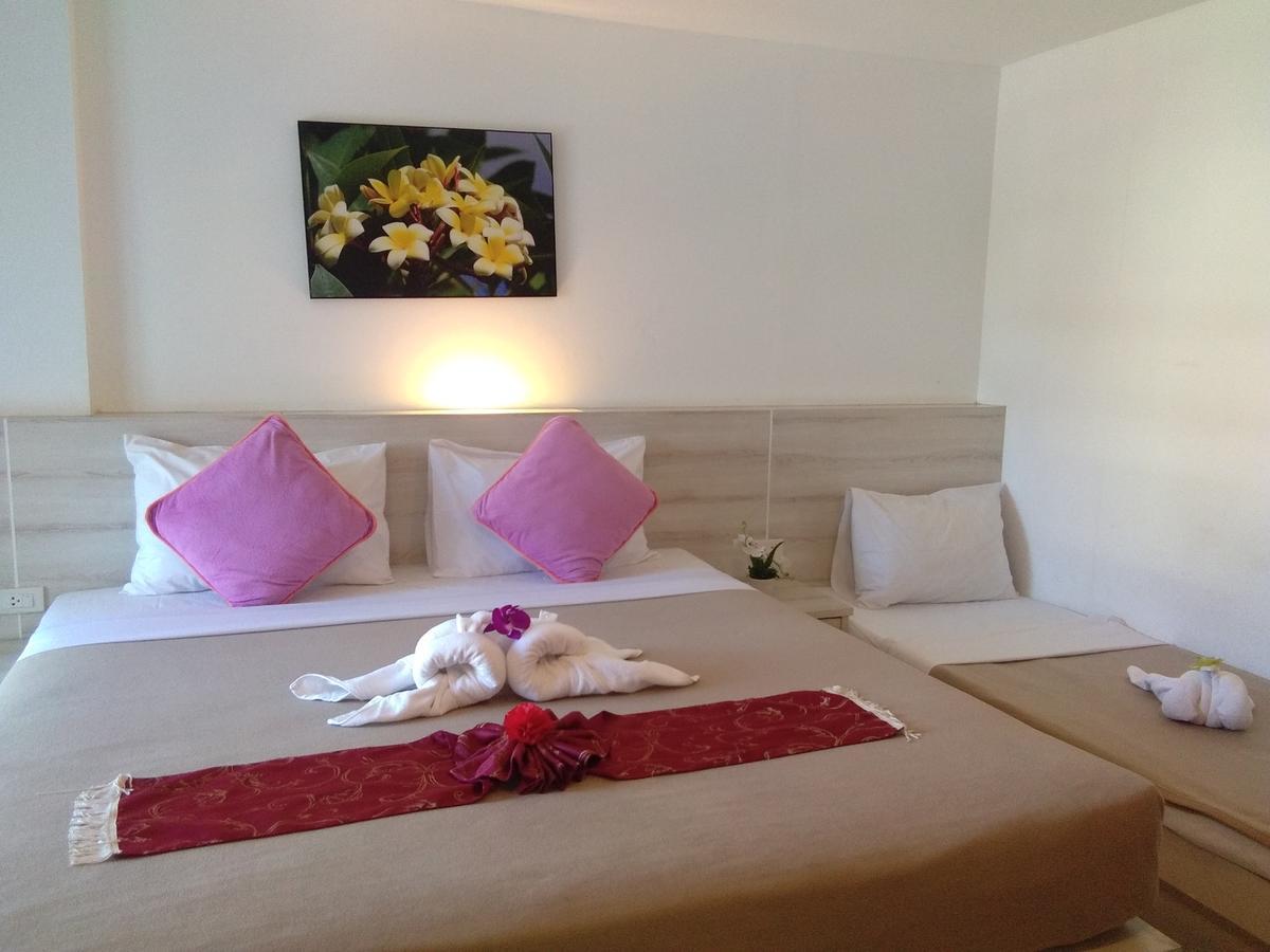 Phuthara Hostel Пхукет Екстер'єр фото