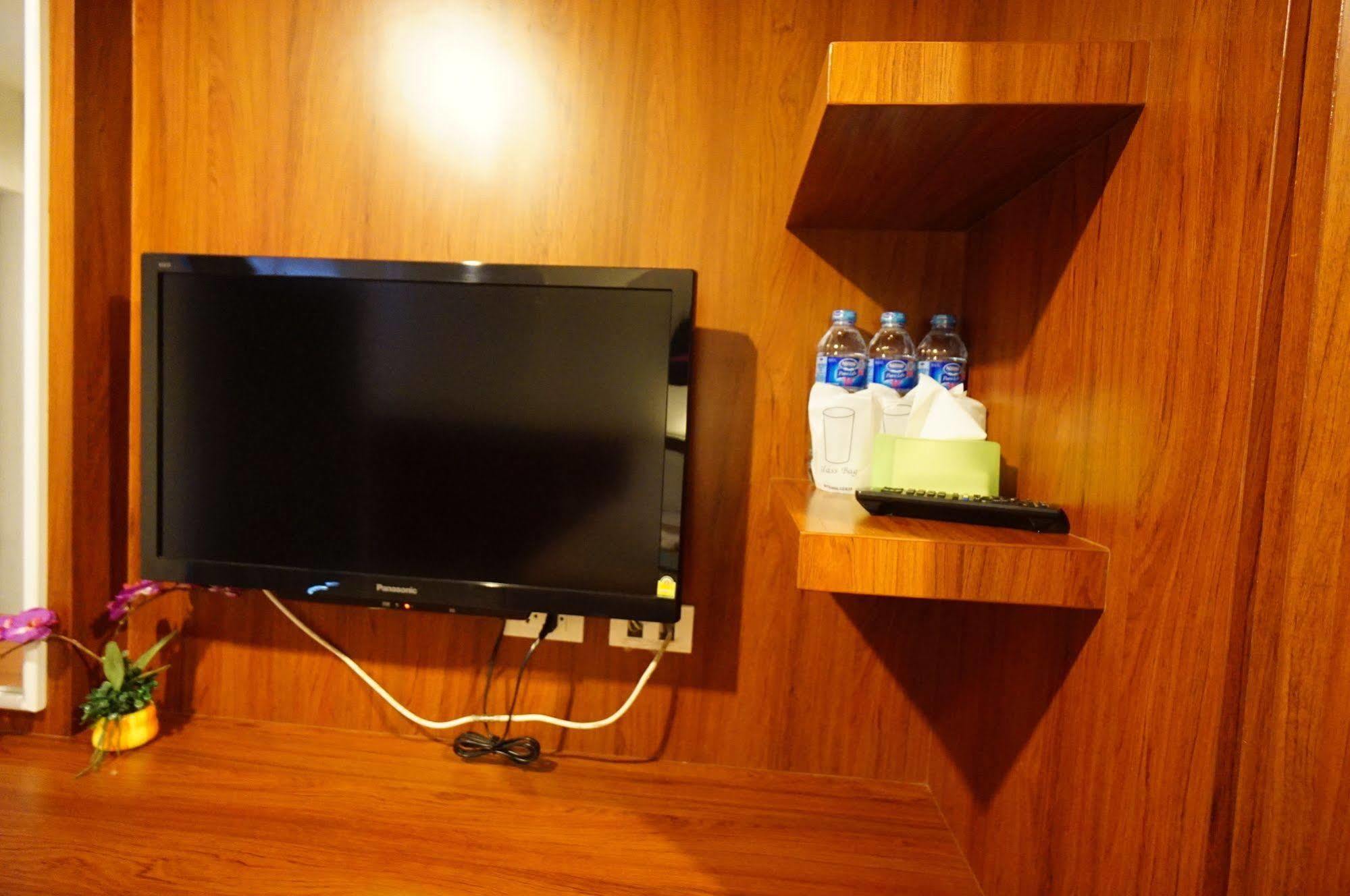 Phuthara Hostel Пхукет Екстер'єр фото