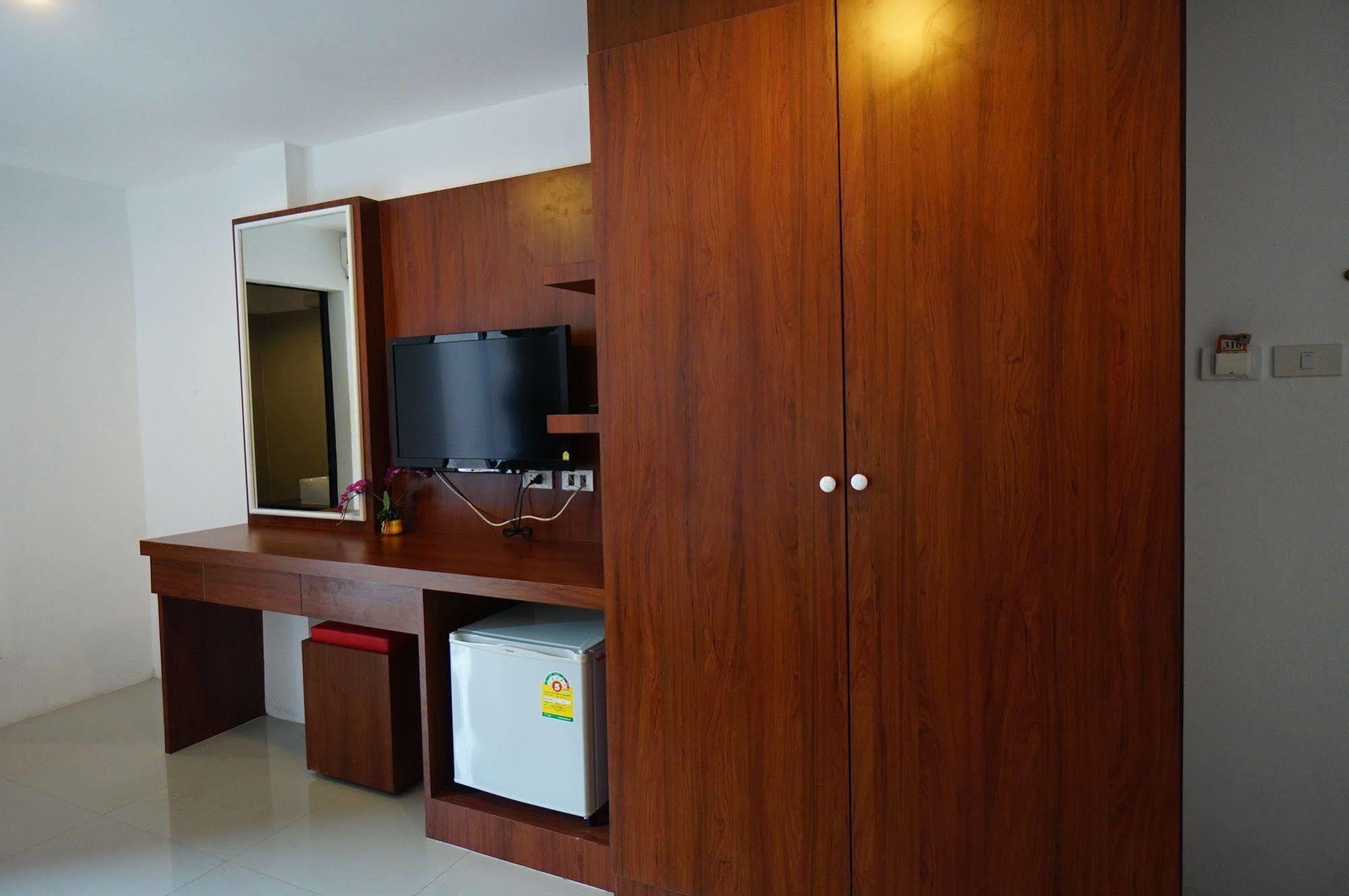 Phuthara Hostel Пхукет Екстер'єр фото