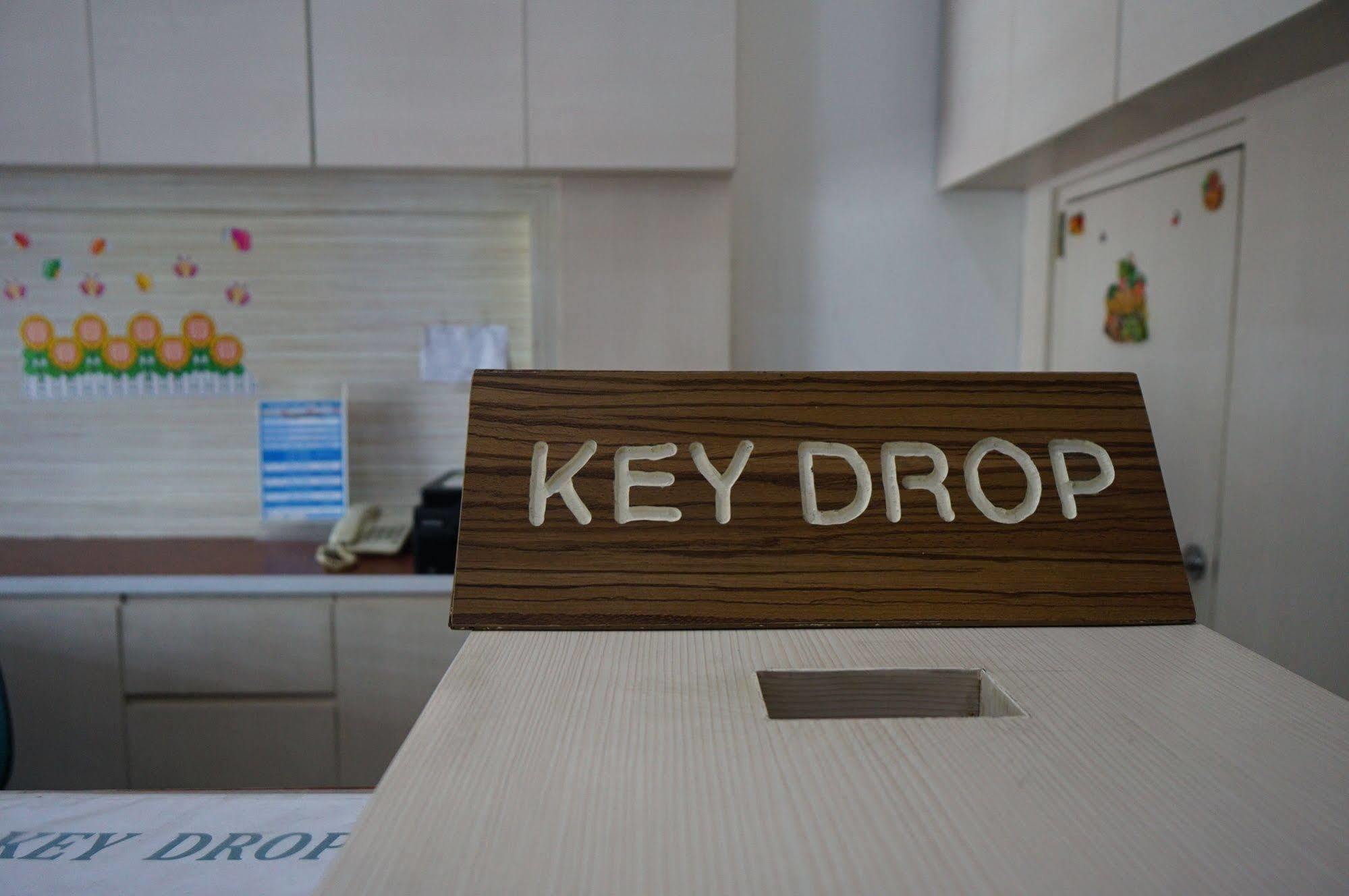 Phuthara Hostel Пхукет Екстер'єр фото