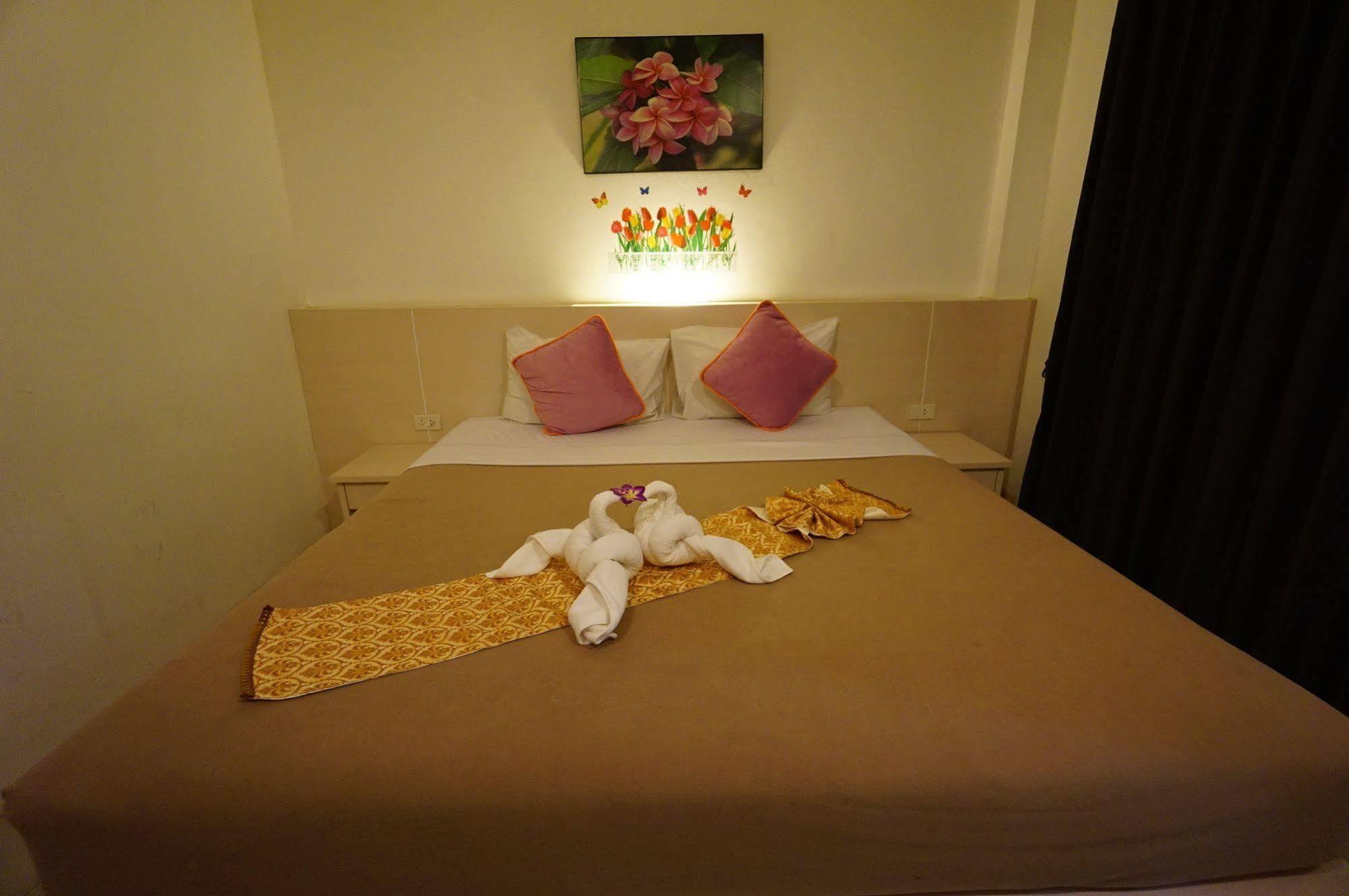 Phuthara Hostel Пхукет Екстер'єр фото