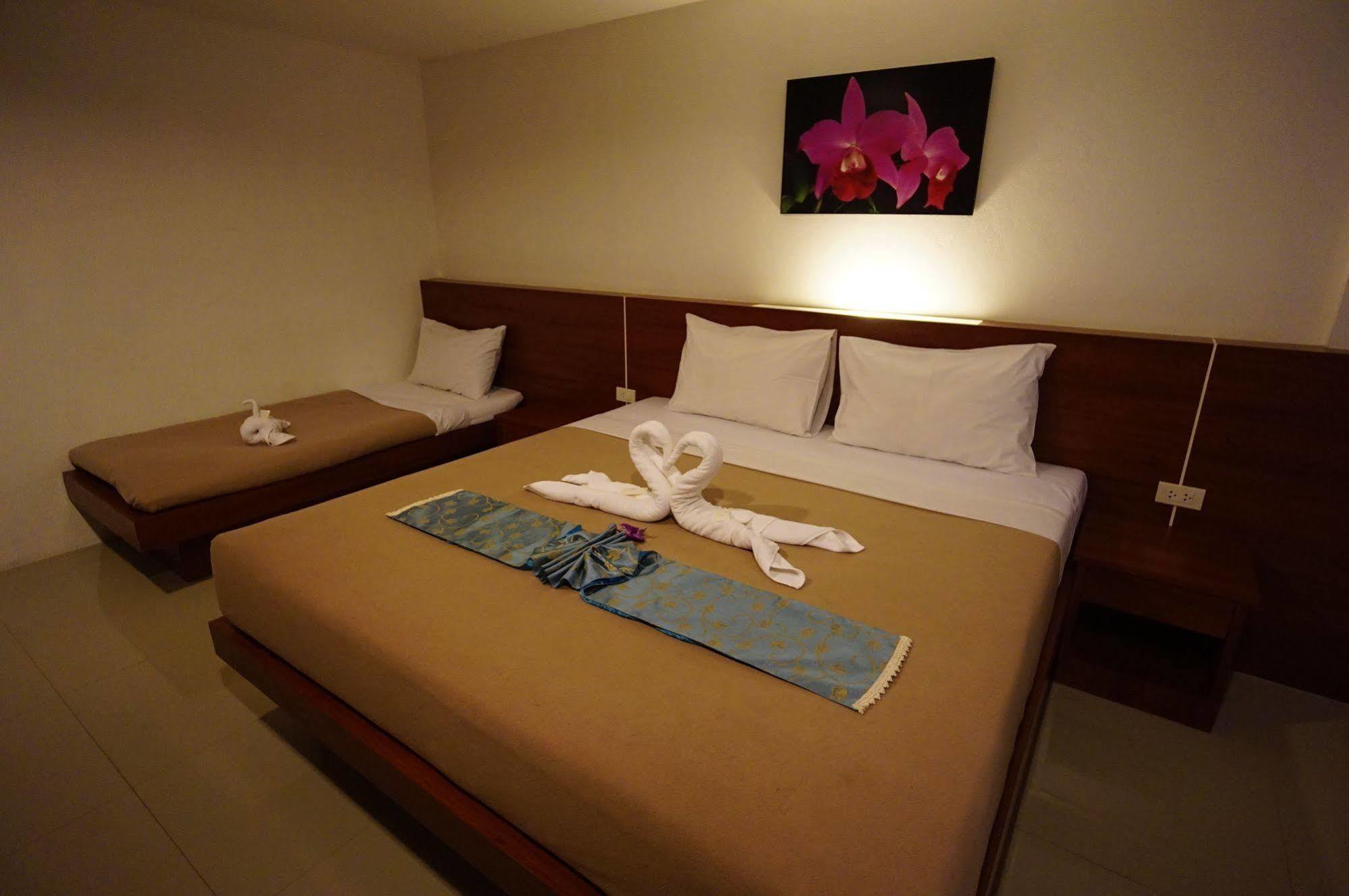 Phuthara Hostel Пхукет Екстер'єр фото