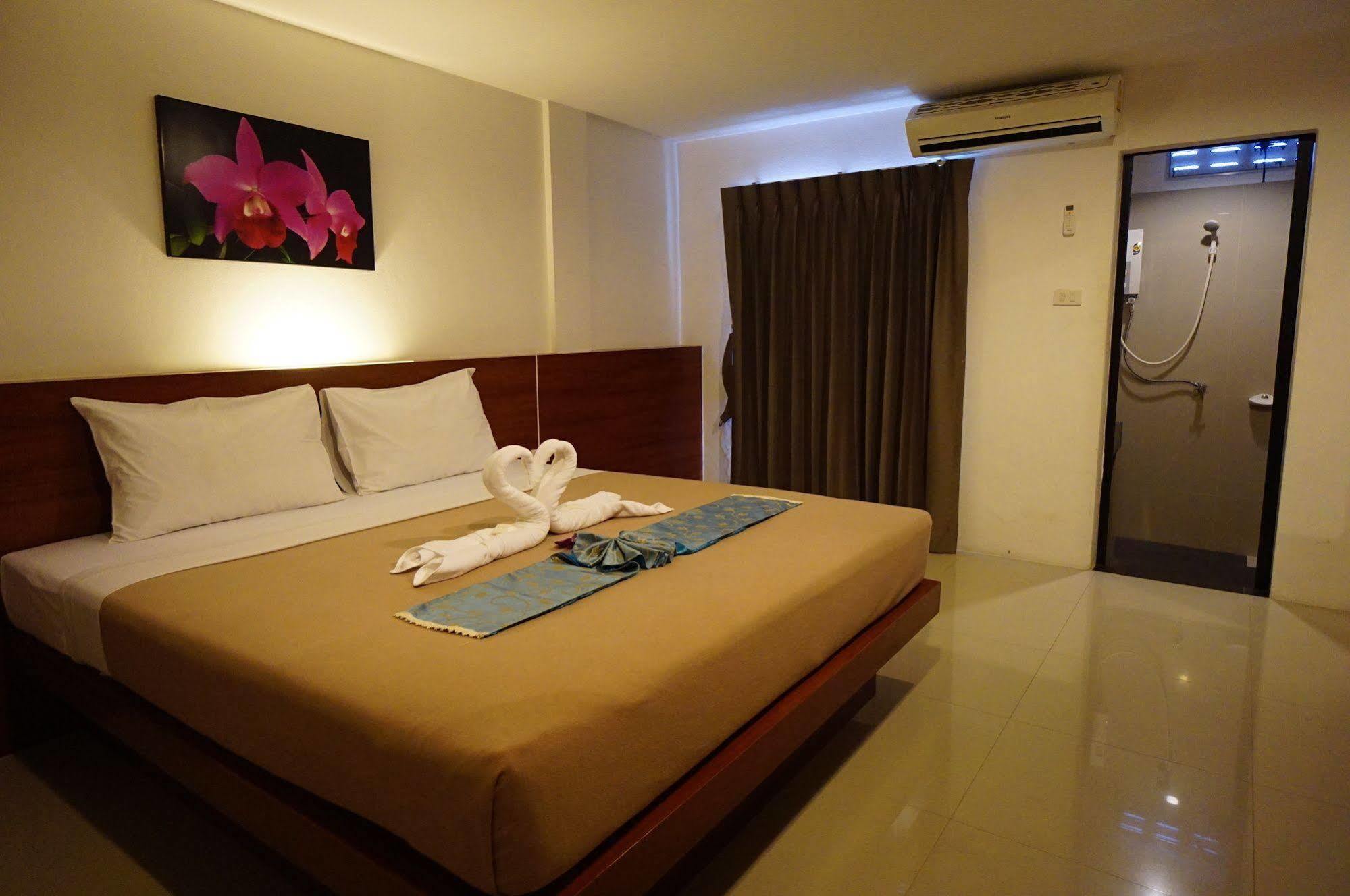 Phuthara Hostel Пхукет Екстер'єр фото