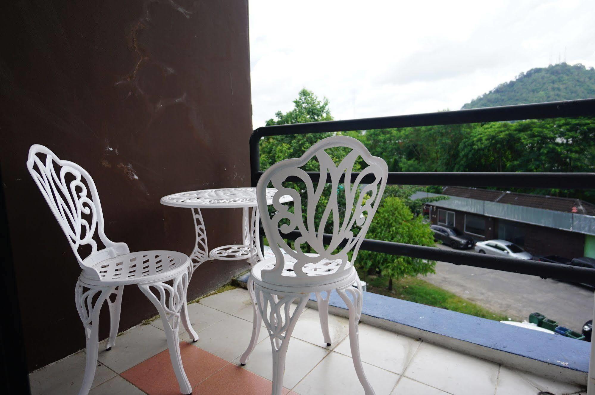 Phuthara Hostel Пхукет Екстер'єр фото